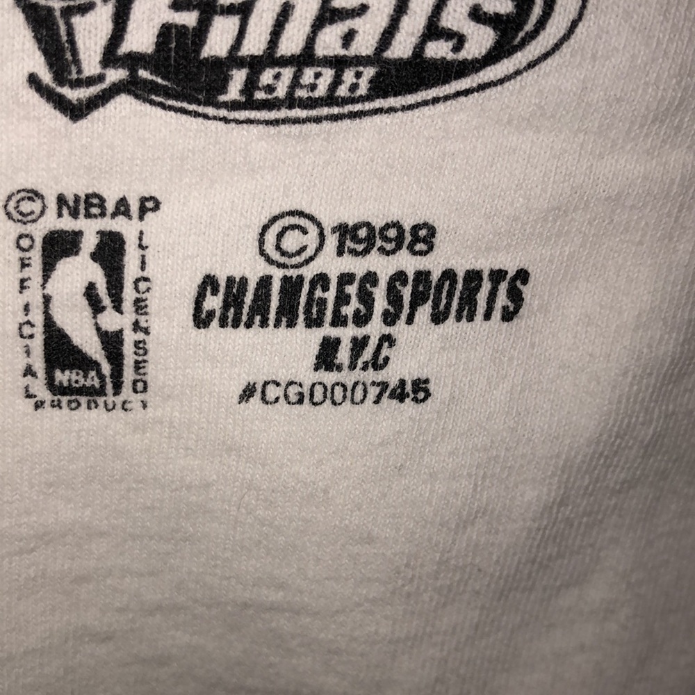 💥SOLD Vintage Tweety Chicago Bulls Tshirt - Picture 3 of 4